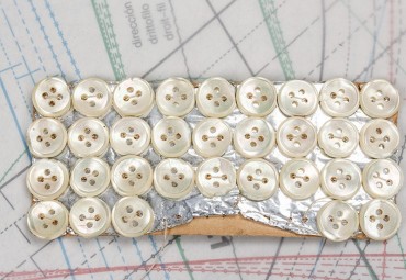 bouton en nacre, 1 plaque 32 boutons