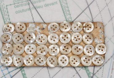 bouton en nacre, 1 plaque 32 boutons
