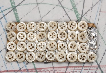 bouton en nacre, 1 plaque 32 boutons