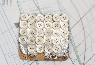 bouton en nacre, 1 plaque 28 boutons