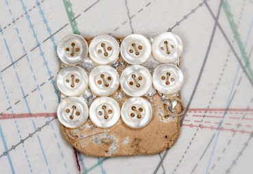 bouton en nacre, 1 plaque 11 boutons