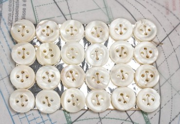 bouton en nacre, 1 plaque 24 boutons