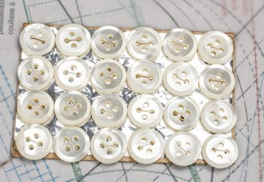 bouton en nacre, 1 plaque 24 boutons