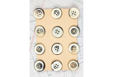 bouton en corne blanche blonde et marron, 4 trous, 1 plaque de 12 boutons
