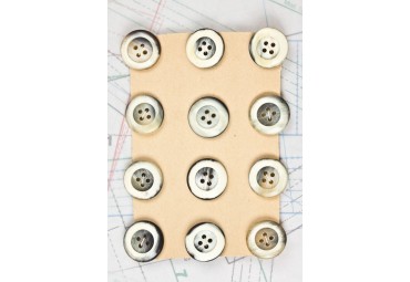 bouton en corne blanche blonde et marron, 4 trous, 1 plaque de 12 boutons