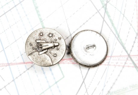 Bouton en métal argenté estampé boucle oméga