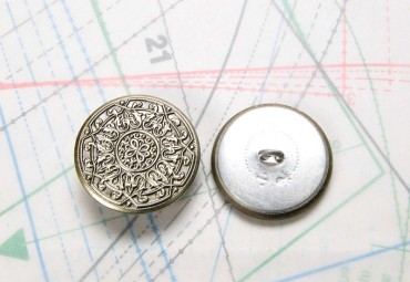 Bouton en métal argenté estampé boucle oméga