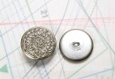 Bouton en métal argenté estampé boucle oméga