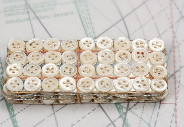 bouton en nacre,  2 lots de 4 plaques de 36 boutons