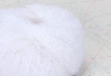 fil à tricoter en fibres de chèvre mohair, mouton et Polyamide Lurex®