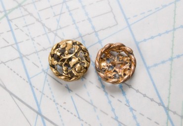 Bouton en métal doré estampé boucle oméga