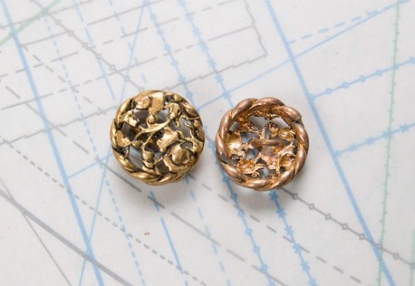 Bouton en métal doré estampé boucle oméga