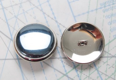 Bouton en métal argenté estampé boucle oméga en fer
