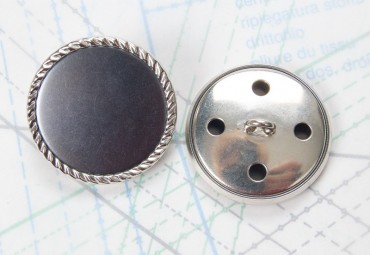 Bouton en métal argenté gris estampé boucle oméga