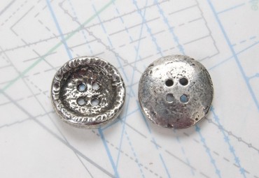 Bouton en métal argenté 4 trous