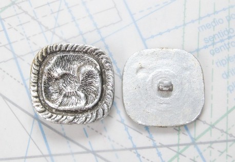 Bouton en métal argenté pied
