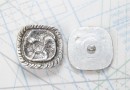 Bouton en métal argenté pied