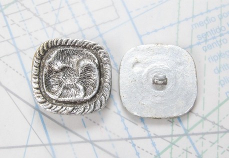 Bouton en métal argenté pied