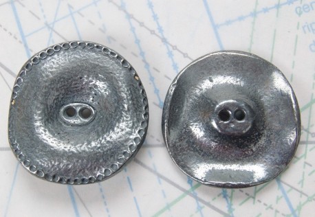 Bouton en métal argenté gris 2 trous