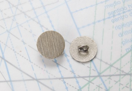 Bouton en métal argenté noirci moulé boucle alpha