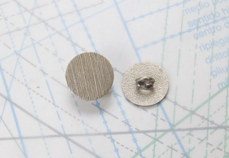 Bouton en métal argenté noirci moulé boucle alpha