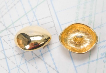 Bouton en métal doré brillant moulé  boucle moulée