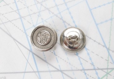 Bouton en métal argenté estampé boucle oméga