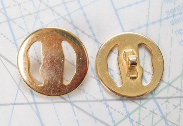 Bouton en métal doré plaque découpée  boucle oméga