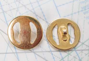 Bouton en métal doré plaque découpée  boucle oméga