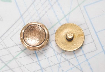 Bouton en métal doré moulé  pied