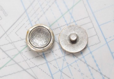 Bouton en métal argenté moulé pied