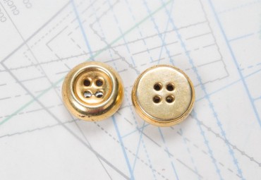 Bouton en métal doré estampé 4 trous