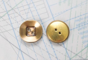 Bouton en métal cuivré brossé estampé 4 trous