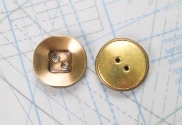Bouton en métal cuivré brossé estampé 4 trous