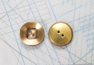 Bouton en métal cuivré brossé estampé 4 trous
