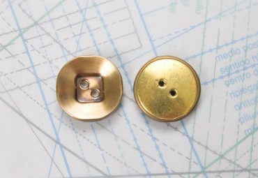 Bouton en métal cuivré brossé estampé 4 trous