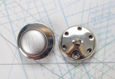 Bouton en métal argenté estampé boucle oméga