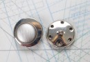 Bouton en métal argenté estampé boucle oméga