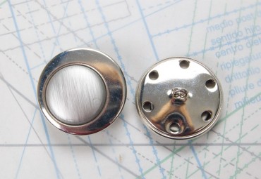 Bouton en métal argenté estampé boucle oméga
