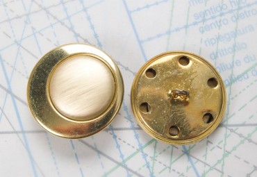 Bouton en métal doré estampé boucle oméga