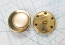 Bouton en métal doré estampé boucle oméga
