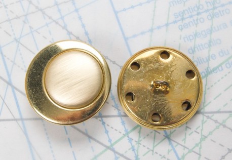 Bouton en métal doré estampé boucle oméga