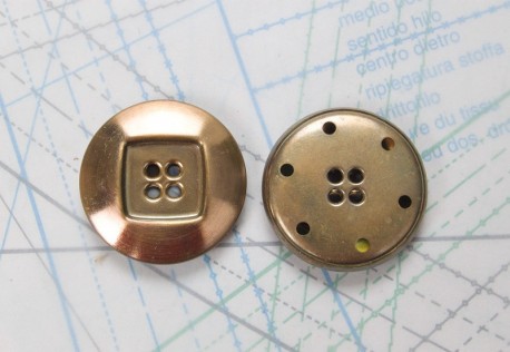 Bouton en métal cuivré brossé estampé 4 trous