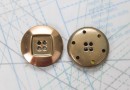 Bouton en métal cuivré brossé estampé 4 trous