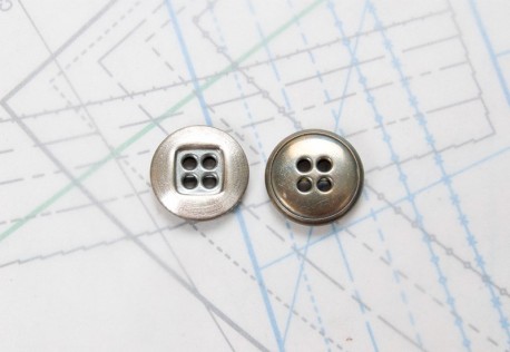 Bouton en métal argenté gris mat estampé 4 trous