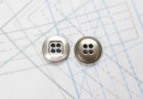 Bouton en métal argenté gris mat estampé 4 trous