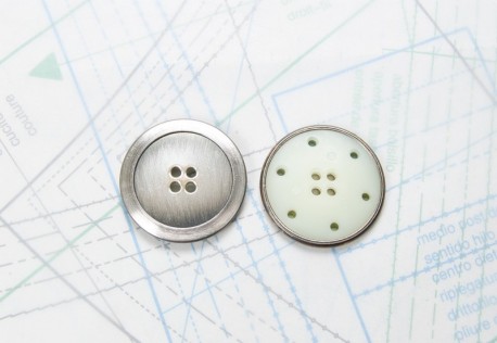 bouton en métal argenté gris mat estampé 4 trous