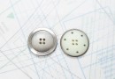bouton en métal argenté gris mat estampé 4 trous