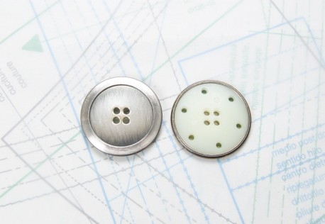 bouton en métal argenté gris mat estampé 4 trous