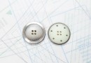 bouton en métal argenté gris mat estampé 4 trous